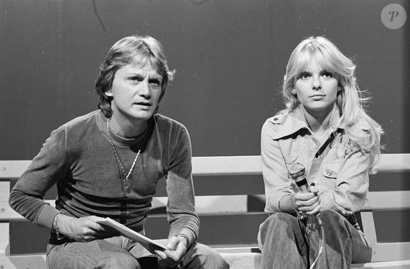 Seulement, il dépensait sans compter, ce qui explique son endettement.

Archives - En France, à Paris, Claude François et France Gall sur un plateau de télévision.
Bernard LEGUAY via Bestimage