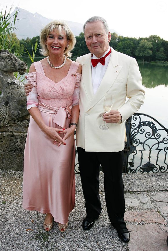 GALA LORS DU FESTIVAL DE SALZBURG
 Claudia Hubner, Kleid : Eigendesign, Wolfgang Porsche, ISA Gala, Leopoldskron, Salzburger festspiele 2008. Photo Press Service / BESTIMAGE