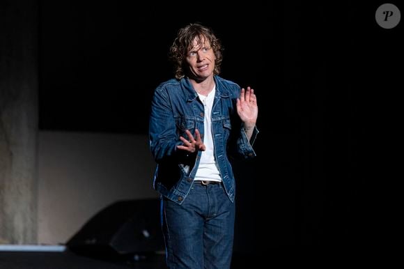 Exclusif - Alex Lutz dans son spectacle "Sexe, Grog et Rocking Chair" au théâtre de Verdure lors du 41ème Festival de Ramatuelle, le 5 aout 2025. © Cyril Bruneau / Festival de Ramatuelle / Bestimage
