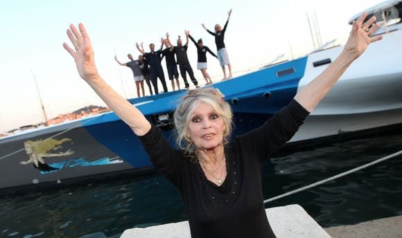 Exclusif - Brigitte Bardot pose avec l'équipage de Brigitte Bardot Sea Shepherd, le célèbre trimaran d'intervention de l'organisation écologiste, sur le port de Saint-Tropez, le 26 septembre 2014.