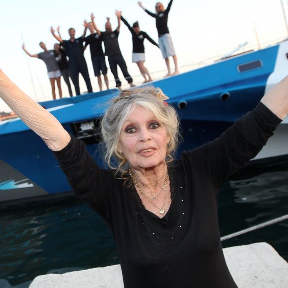 Exclusif - Brigitte Bardot pose avec l'équipage de Brigitte Bardot Sea Shepherd, le célèbre trimaran d'intervention de l'organisation écologiste, sur le port de Saint-Tropez, le 26 septembre 2014.
