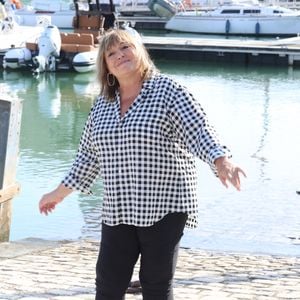 "La campagne est sublime, les mirabelliers, les cerisiers... tout ça, c'est beau", avait-elle confié en évoquant cette région qu'elle affectionne.

Michèle Bernier lors du photocall du "Parfum du Bonheur" lors du 27ème Festival de la Fiction de la Rochelle, France, le 19 septembre 2025.

© Denis Guignebourg/Bestimage