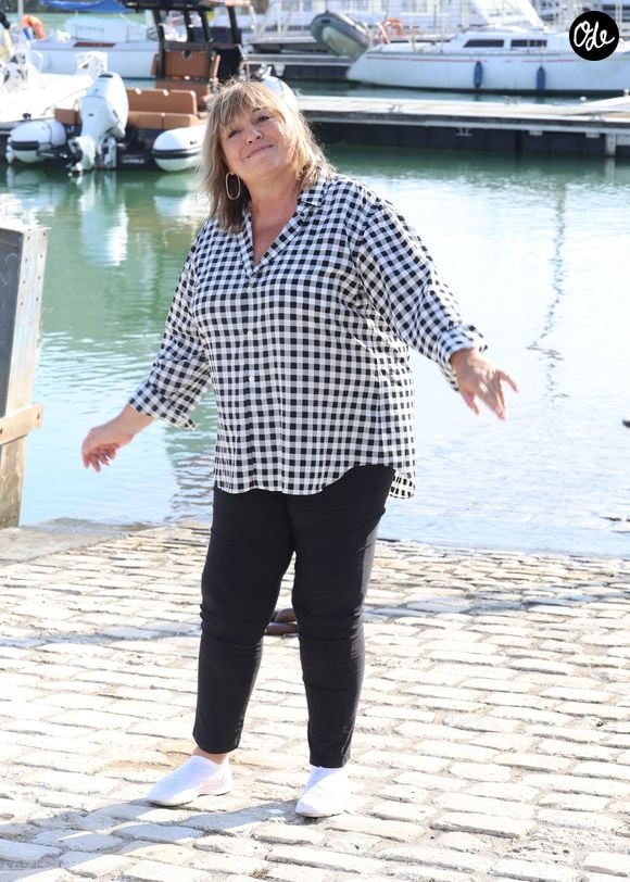 "La campagne est sublime, les mirabelliers, les cerisiers... tout ça, c'est beau", avait-elle confié en évoquant cette région qu'elle affectionne.

Michèle Bernier lors du photocall du "Parfum du Bonheur" lors du 27ème Festival de la Fiction de la Rochelle, France, le 19 septembre 2025.

© Denis Guignebourg/Bestimage