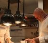 Loin de la grande gastronomie dont il a l'habitude, il propose une nouvelle recette sur TikTok.
Exclusif - Le chef Philippe Etchebest dans les cuisines de son restaurant "Maison Nouvelle" à Bordeaux, le 11 avril 2025. ©Jean-Marc Lhomer/Bestimage.