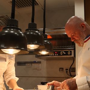 Loin de la grande gastronomie dont il a l'habitude, il propose une nouvelle recette sur TikTok.

Exclusif - Le chef Philippe Etchebest dans les cuisines de son restaurant "Maison Nouvelle" à Bordeaux, le 11 avril 2025. ©Jean-Marc Lhomer/Bestimage.