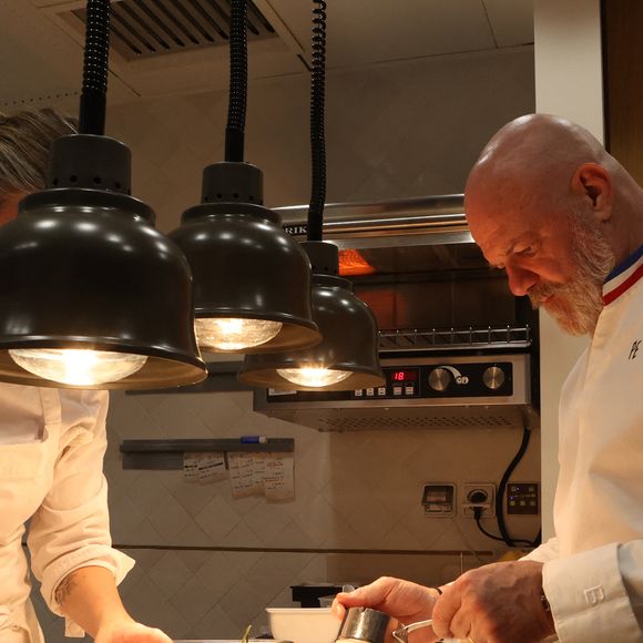 Loin de la grande gastronomie dont il a l'habitude, il propose une nouvelle recette sur TikTok.

Exclusif - Le chef Philippe Etchebest dans les cuisines de son restaurant "Maison Nouvelle" à Bordeaux, le 11 avril 2025. ©Jean-Marc Lhomer/Bestimage.