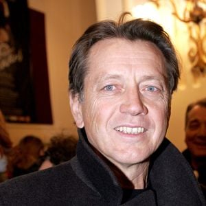 L'acteur français Bernard Giraudeau arrive à la première d'Amadeus au théâtre de Paris à Paris, France, le 26 janvier 2005. Photo par Guillaume Baptiste/ABACA.
