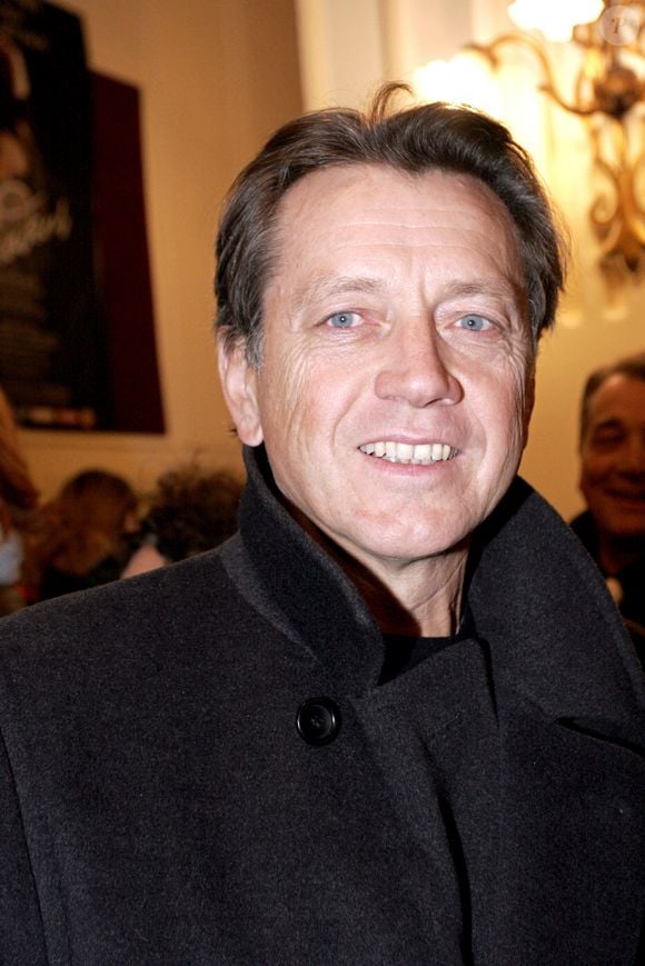 L'acteur français Bernard Giraudeau arrive à la première d'Amadeus au théâtre de Paris à Paris, France, le 26 janvier 2005. Photo par Guillaume Baptiste/ABACA.
