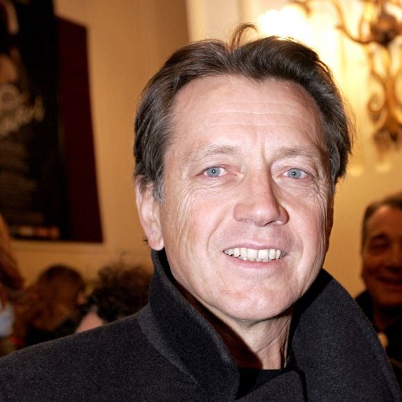 L'acteur français Bernard Giraudeau arrive à la première d'Amadeus au théâtre de Paris à Paris, France, le 26 janvier 2005. Photo par Guillaume Baptiste/ABACA.