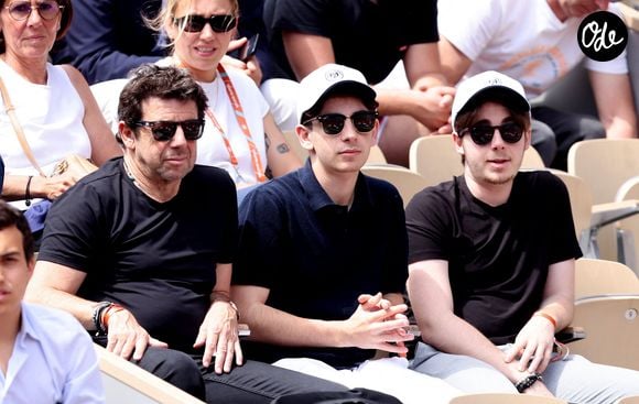 Patrick Bruel et ses fils Léon et Oscar dans les tribunes des Internationaux de France de tennis de Roland Garros 2024 à Paris, France, le 4 juin 2024. © Jacovides-Moreau/Bestimage