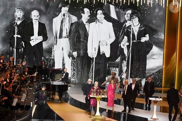 Un César spécial pour la troupe du Splendid, Josiane Balasko, Michel Blanc, Thierry Lhermitte, Marie-Anne Chazel, Gérard Jugnot, Christian Clavier et Bruno Moynot, sur scène lors de la 46ème cérémonie des César à l'Olympia à Paris le 12 mars 2021. ©  Dominique Charriau/ Pool / Bestimage