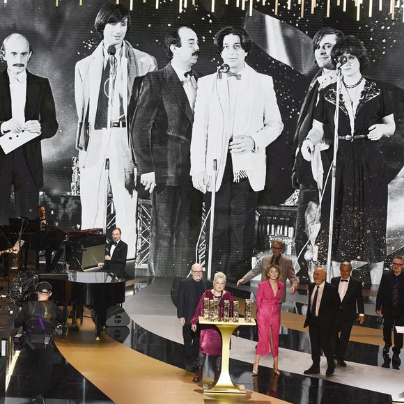 Un César spécial pour la troupe du Splendid, Josiane Balasko, Michel Blanc, Thierry Lhermitte, Marie-Anne Chazel, Gérard Jugnot, Christian Clavier et Bruno Moynot, sur scène lors de la 46ème cérémonie des César à l'Olympia à Paris le 12 mars 2021. ©  Dominique Charriau/ Pool / Bestimage