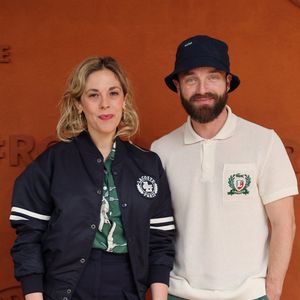 Alysson Paradis et son compagnon Guillaume Gouix au village lors des Internationaux de France de Tennis de Roland Garros 2025, à Paris, France, le 2 Juin 2025. © Jacovides-Moreau/Bestimage
