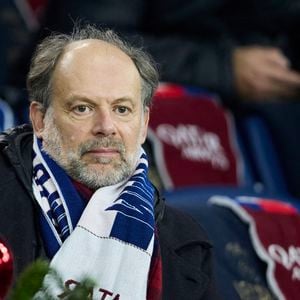 Denis Podalydès dans les tribunes du match de Ligue 1 McDonald's opposant le Paris Saint-Germain (PSG) à Lyon (3-1) au Parc des Princes à Paris le 15 décembre 2024.