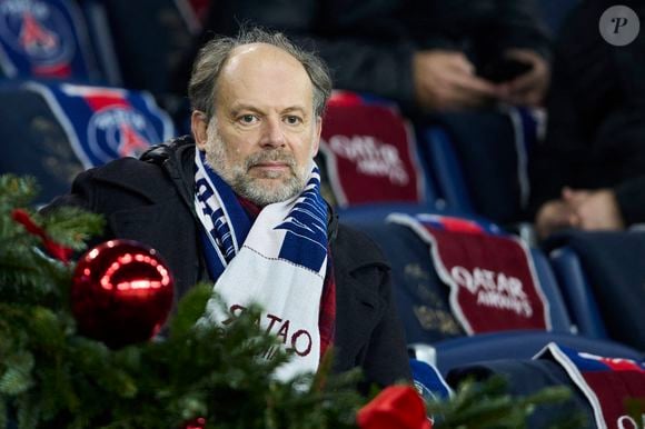 Denis Podalydès dans les tribunes du match de Ligue 1 McDonald's opposant le Paris Saint-Germain (PSG) à Lyon (3-1) au Parc des Princes à Paris le 15 décembre 2024.