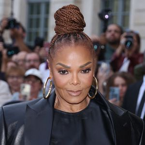 Sa sœur La Toya a tenté de minimiser l'affaire en expliquant que Janet avait "gentiment décliné" l'invitation. Mais en coulisses, la réalité semble quelque peu différente.

Janet Jackson arrive au défilé Tom Ford Collection Femme Prêt-à-Porter Printemps/Eté 2026 lors de la Fashion Week de Paris, le 1 Octobre 2025.

© Denis Guignebourg/Bestimage

Arrivée au défilé de Tom Ford dans le cadre de la Fashion Week de Paris Printemps/Eté 2026 à Paris, France, le 1er octobre 2025.