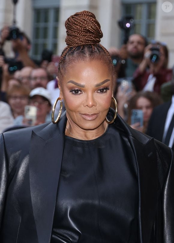Sa sœur La Toya a tenté de minimiser l'affaire en expliquant que Janet avait "gentiment décliné" l'invitation. Mais en coulisses, la réalité semble quelque peu différente.

Janet Jackson arrive au défilé Tom Ford Collection Femme Prêt-à-Porter Printemps/Eté 2026 lors de la Fashion Week de Paris, le 1 Octobre 2025.

© Denis Guignebourg/Bestimage

Arrivée au défilé de Tom Ford dans le cadre de la Fashion Week de Paris Printemps/Eté 2026 à Paris, France, le 1er octobre 2025.