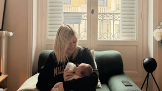 Cette voix emblématique de RTL2, devenue maman pour la première fois, fait un retour surprise avec bébé dans les studios