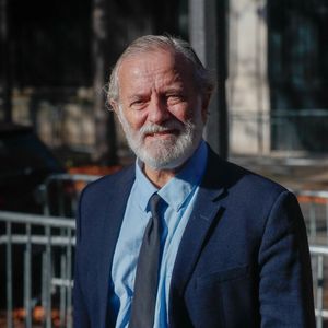 Il présentera "Murder Party au Musée".

Francis Huster - Arrivées à l'enregistrement de l'émission "Vivement Dimanche" présentée par M. Drucker et qui sera diffusée le 8 octobre 2023 sur France 3, au studio Gabriel à Paris, France, le 03 octobre 2023. © Christophe Clovis / Bestimage