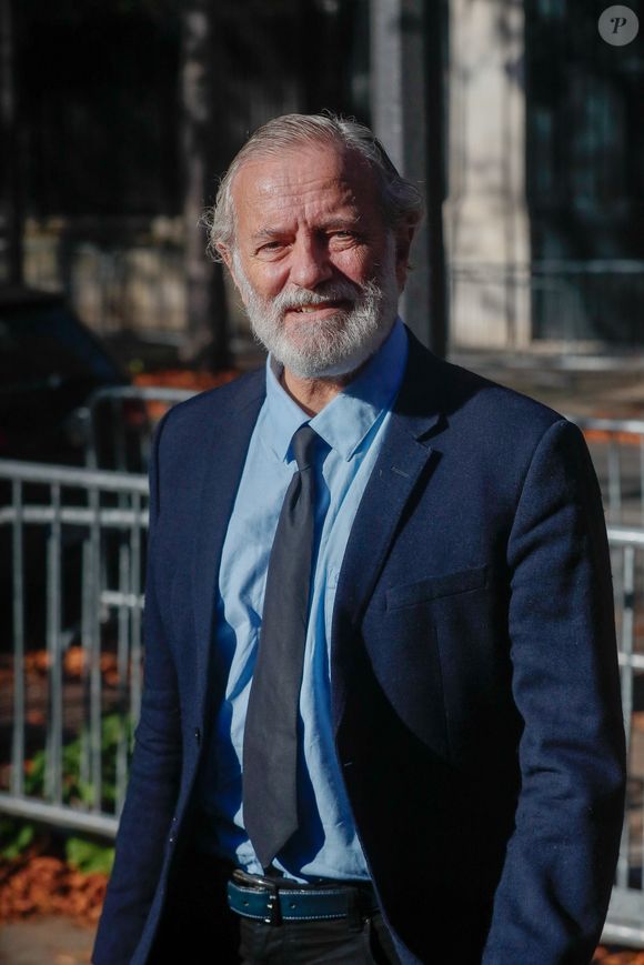 Il présentera "Murder Party au Musée".

Francis Huster - Arrivées à l'enregistrement de l'émission "Vivement Dimanche" présentée par M. Drucker et qui sera diffusée le 8 octobre 2023 sur France 3, au studio Gabriel à Paris, France, le 03 octobre 2023. © Christophe Clovis / Bestimage