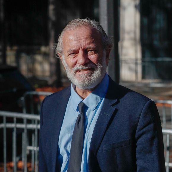 Il présentera "Murder Party au Musée".

Francis Huster - Arrivées à l'enregistrement de l'émission "Vivement Dimanche" présentée par M. Drucker et qui sera diffusée le 8 octobre 2023 sur France 3, au studio Gabriel à Paris, France, le 03 octobre 2023. © Christophe Clovis / Bestimage