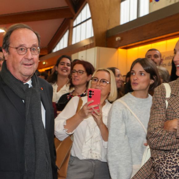 On n'a pas vu l'ancien président s'arrêter au stand de son ex-compagne et mère de ses 4 enfants

François Hollande à la Hall Georges Brassens de Brive-la-Gaillarde pour la 43 ème Foire du Livre de Brive, le 8 novembre 2025. © Jean-Marc Lhomer/Bestimage