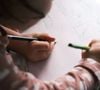 Si la première réaction pousse souvent à recadrer l'enfant, ces gribouillages cachent une étape majeure de son développement.