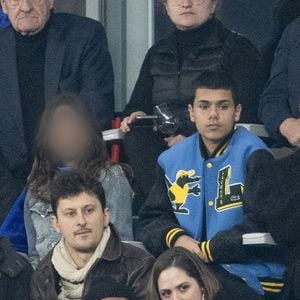 Jamel Debbouze avec sa femme Mélissa Theuriau et leurs deux enfants Leon Debbouze et Lila Debbouze - Célébrités dans les tribunes du quart de finale de la Ligue des Nations de l'UEFA 2025 "France - Croatie (2-0 / tab 5-4)" au Stade de France à Saint-Denis le 23 mars 2025. © Cyril Moreau/Bestimage