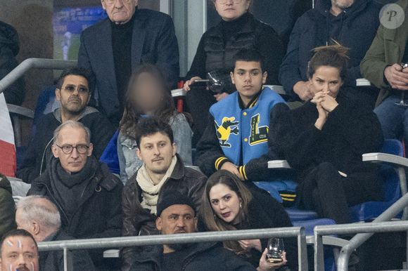 Jamel Debbouze avec sa femme Mélissa Theuriau et leurs deux enfants Leon Debbouze et Lila Debbouze - Célébrités dans les tribunes du quart de finale de la Ligue des Nations de l'UEFA 2025 "France - Croatie (2-0 / tab 5-4)" au Stade de France à Saint-Denis le 23 mars 2025. © Cyril Moreau/Bestimage