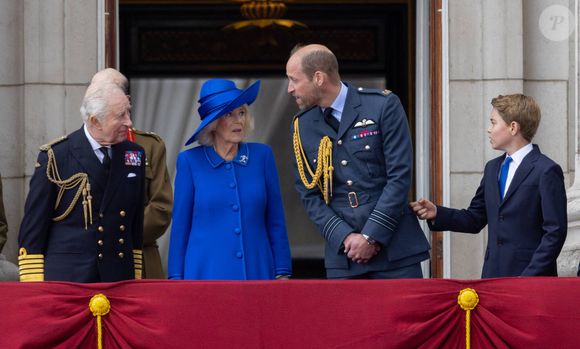 Le roi Charles III, Prince William, Camilla et le prince George lors de la célébration du 80ème anniversaire de la fin de la Seconde Guerre mondiale, à Londres, le 5 mai 2025.

Photo : Dana Press / Bestimage