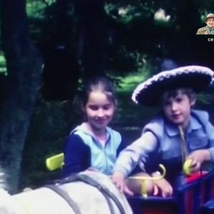 L'album d'enfance de Damien Thévenot dévoilé dans "Vivement dimanche" le 16 novembre 2025. Capture d'écran/France 3