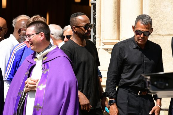 Sidney Govou et Sonny Anderson à la sortie des Obsèques de Bernard Lacombe en l'église Saint-Louis de Fontaines-sur-Saône près de Lyon, France, le 25 juin 2025. © Romain Doucelin/Bestimage
