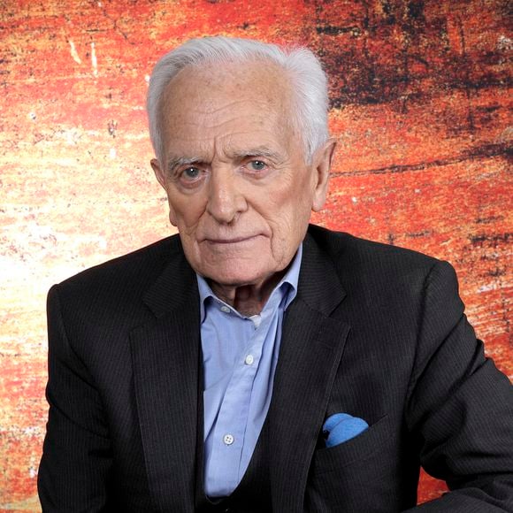 Les journalistes du "Parisien" ont dévoilé les secrets des obsèques du célèbre journaliste décédé le 4 juin à 88 ans des suites d'un cancer

Exclusif - Portrait de Philippe Labro lors de l'enregistrement de l'émission "Chez Jordan de Luxe" à Paris. Le 17 avril 2024
© Cédric Perrin / Bestimage