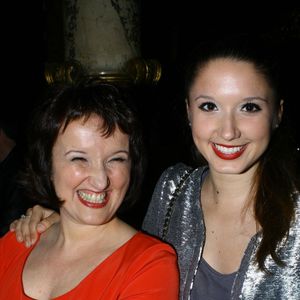 Alice Vaillant et sa mère, Anne Roumanoff, ont vécu un été difficile.

Anne Roumanoff et sa fille Alice - Anne Roumanoff inaugure sa statue de cire au musee Grevin a Paris. (JLPPA / Bestimage).