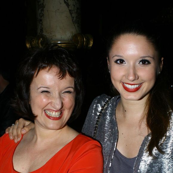 Alice Vaillant et sa mère, Anne Roumanoff, ont vécu un été difficile.

Anne Roumanoff et sa fille Alice - Anne Roumanoff inaugure sa statue de cire au musee Grevin a Paris. (JLPPA / Bestimage).