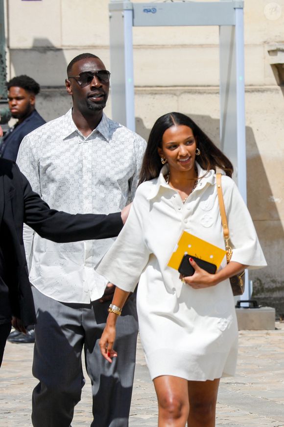 Ce même jour, leur fille aînée prénommée Selly a soufflé sa 24ème bougie !

Omar Sy et sa fille Selly - Sorties du défilé de mode Homme printemps-été 2023 Louis Vuitton dans la cour Carrée du Louvre à Paris, France, le 23 juin 2022. © Veeren-Clovis/Bestimage
