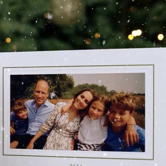 Les membres de la famille royale britannique, le prince William et Kate Middleton, ont publié aujourd'hui sur les réseaux sociaux leur carte de Noël officielle, sur laquelle figure une photo du couple avec ses trois enfants dans le Norfolk.
La carte montre William et Kate, le prince et la princesse de Galles, tous deux âgés de 42 ans, dans leur maison de campagne avec leurs trois enfants George, Charlotte et Louis, à Anmer Hall, dans le Norfolk.