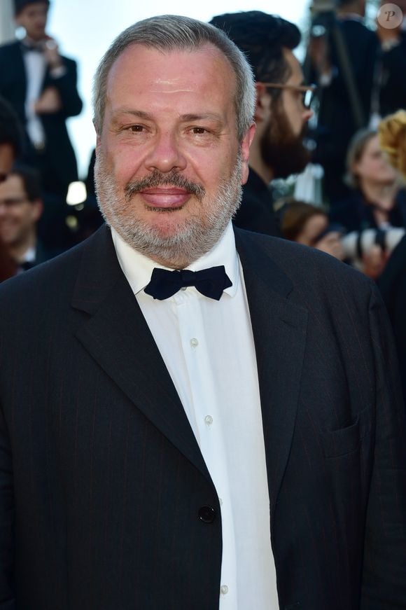 Il a d’ailleurs fait en sorte que leur maison soit le parfait endroit pour qu’elle puisse exprimer son art.

Périco Légasse - Montée des marches du film "Elle" lors du 69ème Festival International du Film de Cannes. Le 21 mai 2016. © Giancarlo Gorassini/Bestimage