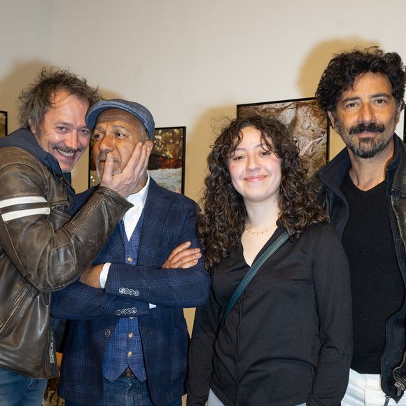 Et de leur présenter une autre facette de sa personnalité ! 

Exclusif -  Bruno Debrandt, Pascal Légitimus, Sambre Rouillon, Etienne Saldes - Pascal Legitimus célèbre ses cinquante ans de carrière et présente une exposition photographique de son travail sur les coquillages au Studio Design Center à Paris le 24 mars 2025.

© Jeremy Melloul / Bestimage