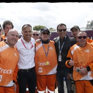 Anthony Delon, Paul Belmondo et les commissaires de piste - Deuxième édition du Paris ePrix, comptant pour le championnat FIA de Formule E, autour des Invalides, à Paris le 20 mai 2017.
© Alain Guizard / Bestimage