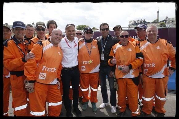 Anthony Delon, Paul Belmondo et les commissaires de piste - Deuxième édition du Paris ePrix, comptant pour le championnat FIA de Formule E, autour des Invalides, à Paris le 20 mai 2017.
© Alain Guizard / Bestimage