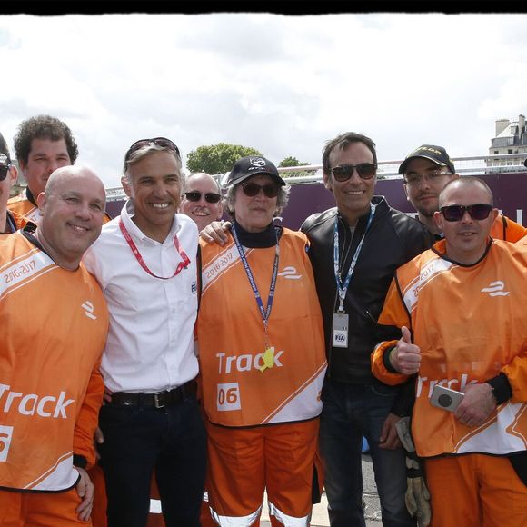 Anthony Delon, Paul Belmondo et les commissaires de piste - Deuxième édition du Paris ePrix, comptant pour le championnat FIA de Formule E, autour des Invalides, à Paris le 20 mai 2017.
© Alain Guizard / Bestimage