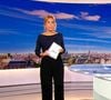 Pour cet exercice complexe, la journaliste se montre toujours impeccablement habillée de la tête aux pieds.

Léa Salamé présente son premier journal de 20 heures sur France 2 le 1er septembre 2025.

© Alain Guizard / Bestimage