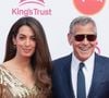 Amal Clooney s'est confiée sur les conséquences de sa notoriété sur sa carrière.
George Clooney, son épouse Amal Clooney et la mère de celle-ci, Baria Alamuddin, sont aperçus alors qu'ils assistent à la célébration du King’s Trust au Royal Albert Hall de Londres, en Angleterre. Backgrid UK/ Bestimage