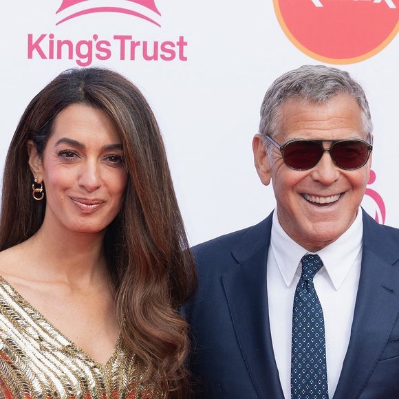 Amal Clooney s'est confiée sur les conséquences de sa notoriété sur sa carrière.
George Clooney, son épouse Amal Clooney et la mère de celle-ci, Baria Alamuddin, sont aperçus alors qu'ils assistent à la célébration du King’s Trust au Royal Albert Hall de Londres, en Angleterre. Backgrid UK/ Bestimage