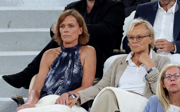 Muriel Robin et sa femme Anne Le Nen dans les tribunes lors des Internationaux de France de Tennis de Roland Garros 2025, à Paris, France, le 4 juin 2025. © Jacovides-Moreau/Bestimage