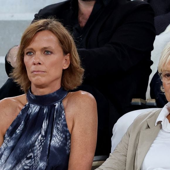 Muriel Robin et sa femme Anne Le Nen dans les tribunes lors des Internationaux de France de Tennis de Roland Garros 2025, à Paris, France, le 4 juin 2025. © Jacovides-Moreau/Bestimage