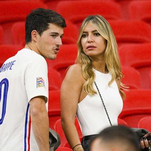 Une page se tourne pour la famille Deschamps, après quatorze années à la tête de l'équipe de France.

Fils Dylan Deschamps et sa compagne Mathilde Cappelaere - People et joueurs en famille dans les tribunes lors du match de demi-finale "France - Maroc" lors de la Coupe du Monde 2022 au Qatar (FIFA World Cup Qatar). JB Autissier / Panoramic / Bestimage