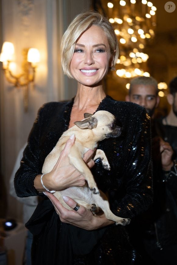 Adriana Karembeu a fait crépiter les flashes

Adriana Karembeu et Mavy, le chien de B.Zaibat à la soirée de lancement du parfum Forbidden Whisper de la maison HFC Paris à l'hôtel Meurice à Paris le 8 octobre 2025.

© Sébastien Frémont / Bestimage