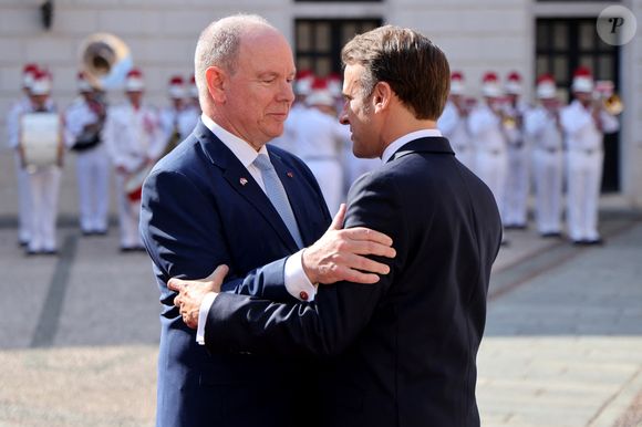 Le prince Albert II de Monaco, la princesse Charlène et leurs enfants accueillent le président Emmanuel Macron , sa femme Brigitte et une délégation au palais princier à Monaco le 7 juin 2025. © Ludovic Marin / Pool / Bestimage
